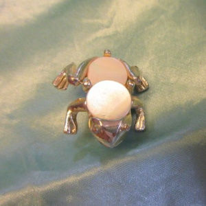 VINTAGE FROG GOLDTONE PIN BROOCH M O P DISKS